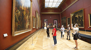 Visitors in the Musée du Louvre in 2020 © Antoine Mongodin